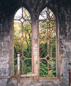 Стрельчатые окна готического склепа