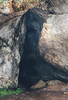 Вход в Тысячеголовую пещеру (Бинбаш-Коба)