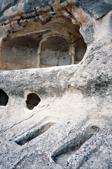Эски-Кермен. Пещерный храм, склепы и гробницы 