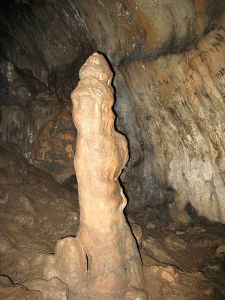 "Лингам" в Тысячеголовой пещере